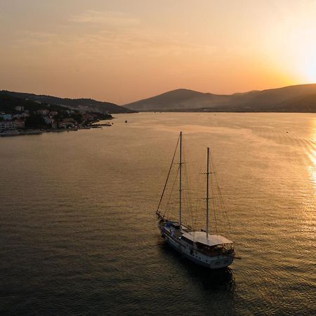 Apartments By The Sea Arbanija, Ciovo - 1085 Трогир Экстерьер фото