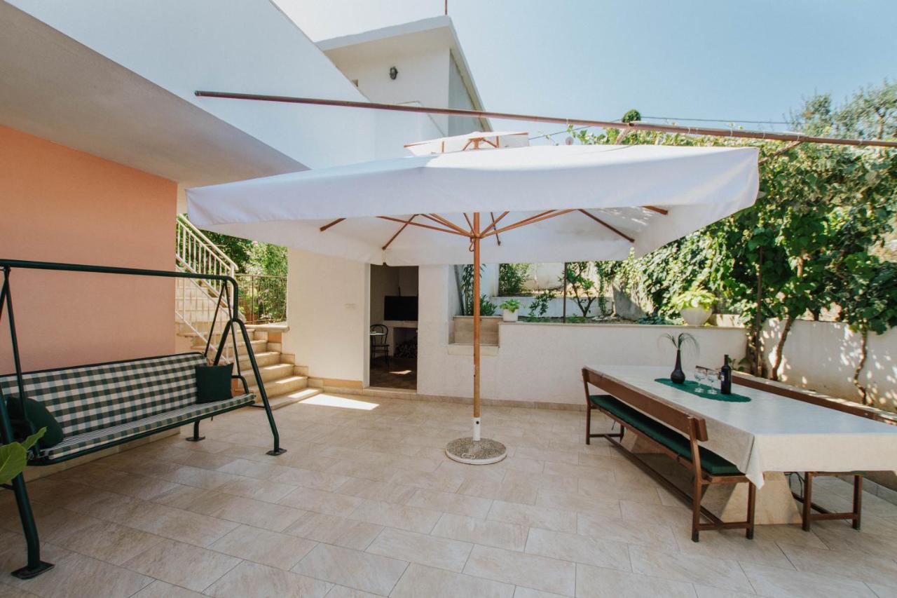 Apartments By The Sea Arbanija, Ciovo - 1085 Трогир Экстерьер фото